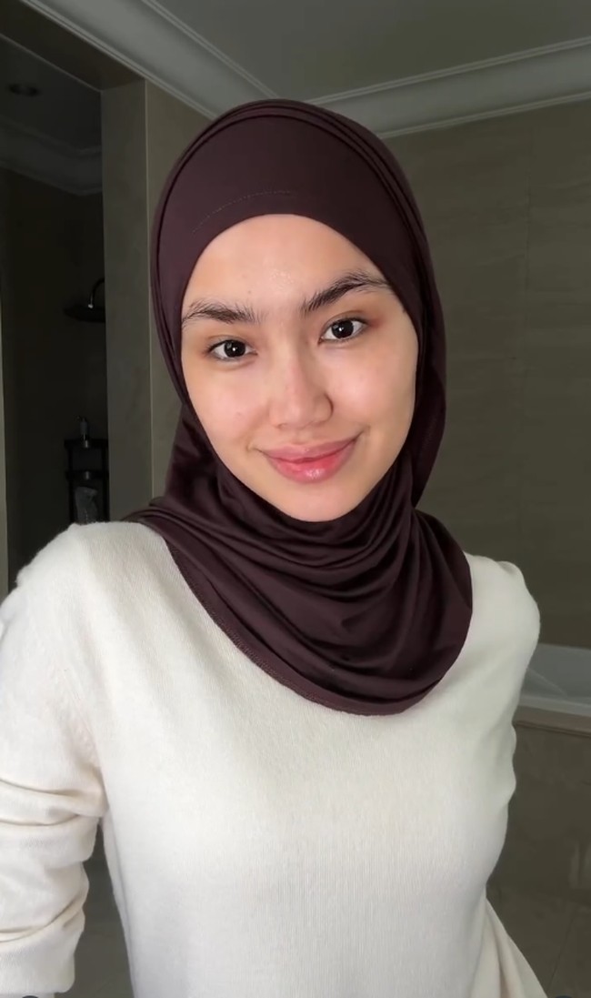 Ide padu padan hijab pashmina warna coffee ala Fira Assegaf.