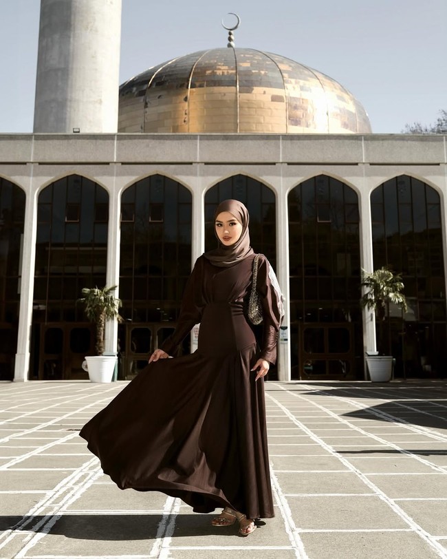 Ide padu padan hijab pashmina warna coffee ala Fira Assegaf.