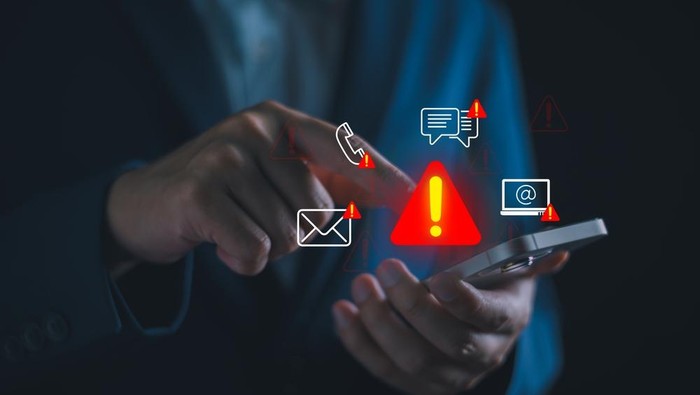 Penipuan dan spam digital semakin marak, mengancam keamanan data dan finansial masyarakat.