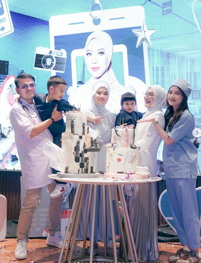 Putri sambung Irish Bella, Syifa Mutiara Sabri, baru saja menggelar perayaan ulang tahun pada 1 Agustus 2025. Ia dan keluarganya tampil kompak kenakan kostum ala dokter. Foto: Instagram/@_irishbella_