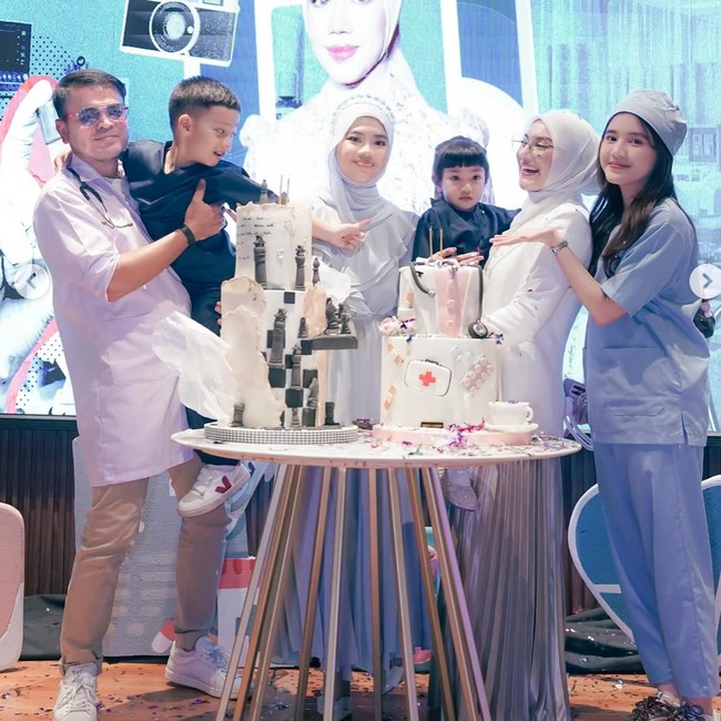 8 Foto Irish Bella di Ultah Putri Sambung, Tampil Cantik Pakai Kostum Dokter