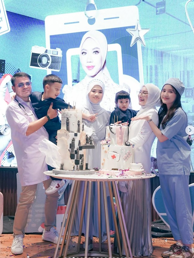 8 Foto Irish Bella di Ultah Putri Sambung, Tampil Cantik Pakai Kostum Dokter 8 Foto Irish Bella di Ultah Putri Sambung, Tampil Cantik Pakai Kostum Dokter