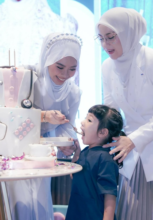 Putri bungsu Irish, Ara Puti Sabai Akbar, juga ikut meramaikan acara ulang tahun. Terlihat keakraban di antara Sabai dan Syifa. Foto: Instagram/@_irishbella_