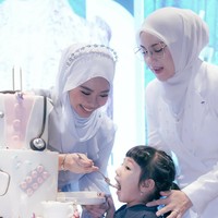 Putri bungsu Irish, Ara Puti Sabai Akbar, juga ikut meramaikan acara ulang tahun. Terlihat keakraban di antara Sabai dan Syifa. Foto: Instagram/@_irishbella_