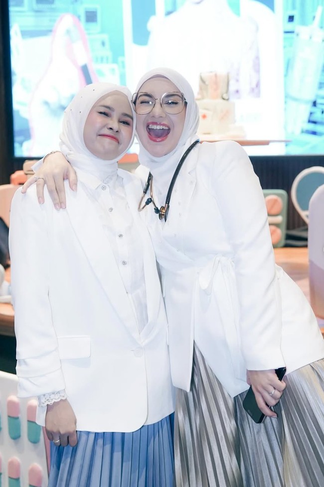 Irish sendiri tampil cantik kenakan kostum dokter. Ia memilih rok plisket warna coklat keemasan dengan kemeja dan blazer putih. Melengkapi penampilannya, Irish juga membawa stetoskop yang dikalungkan di lehernya. Foto: Instagram/@_irishbella_