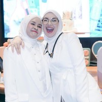 Irish sendiri tampil cantik kenakan kostum dokter. Ia memilih rok plisket warna coklat keemasan dengan kemeja dan blazer putih. Melengkapi penampilannya, Irish juga membawa stetoskop yang dikalungkan di lehernya. Foto: Instagram/@_irishbella_