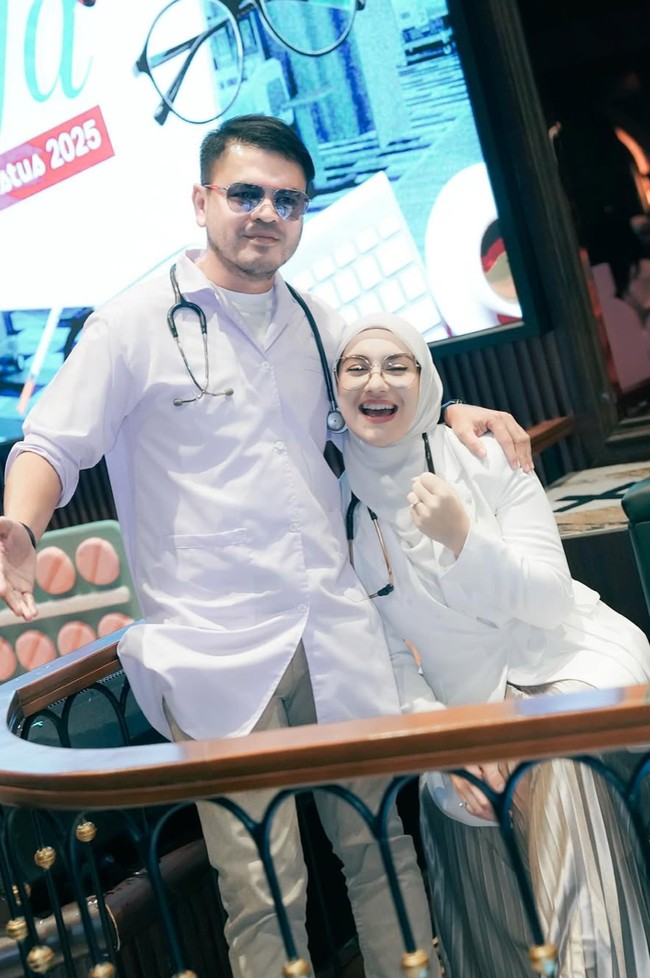 Seperti biasa, pasangan suami-istri ini memamerkan kekompakan dan kemesraan mereka. Foto: Instagram/@_irishbella_