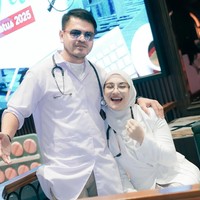 Seperti biasa, pasangan suami-istri ini memamerkan kekompakan dan kemesraan mereka. Foto: Instagram/@_irishbella_