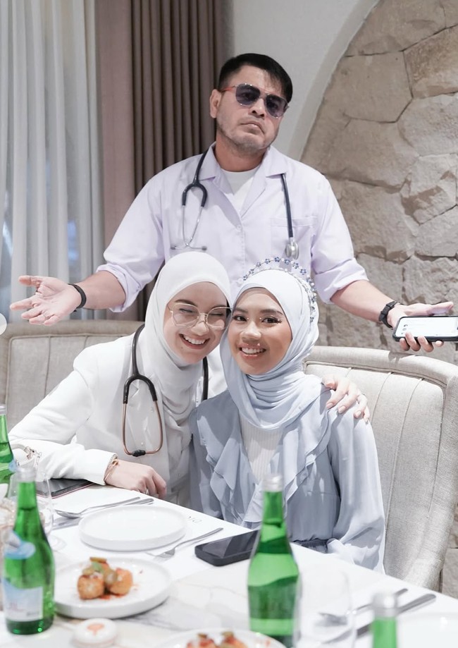 Irish juga memamerkan kedekatannya dengan Syifa yang berulang tahun. Meski tak sedarah namun keduanya tampak begitu dekat. Foto: Instagram/@_irishbella_