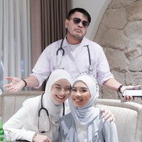 Irish juga memamerkan kedekatannya dengan Syifa yang berulang tahun. Meski tak sedarah namun keduanya tampak begitu dekat. Foto: Instagram/@_irishbella_