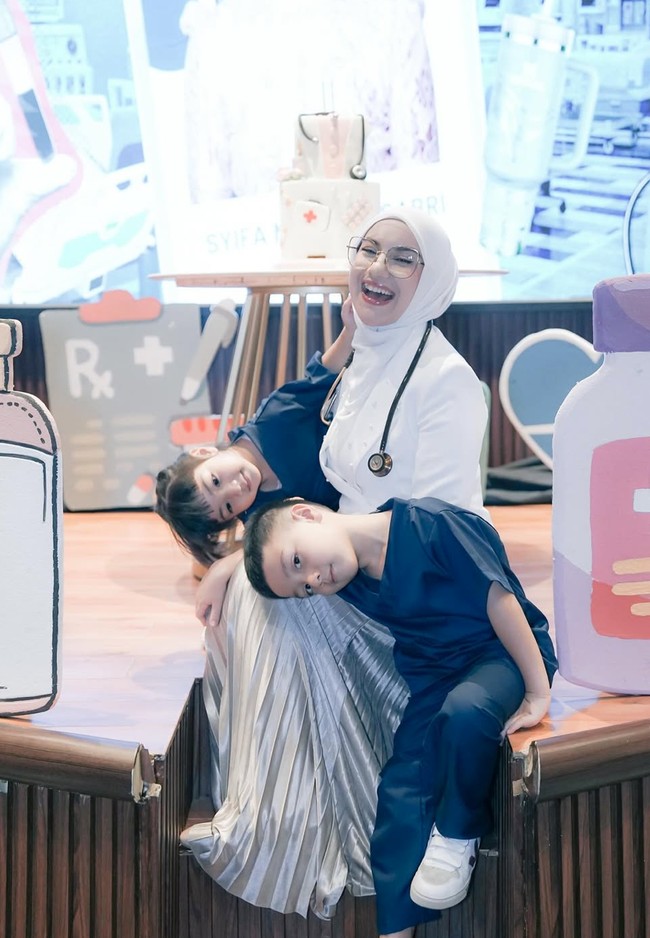 Kedua anak Irish dari pernikahan sebelumnya dengan Ammar Zoni juga turut hadir. Air Rumi dan Ara Puti Sabai kompak kenakan kostum ala dokter berwarna biru tua. Foto: Instagram/@_irishbella_
