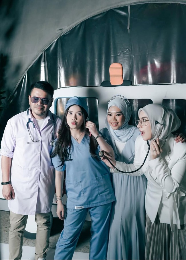 Dalam foto-foto yang dibagikan terlihat kedekatan dan keharmonisan keluarga Irish Bella. Tak sedikit yang turut memberikan pujian. Masya allah seneng banget2 liat keluarga ini, komentar salah seorang netizen. Semoga langgeng smpai kakek nenek ya kak irish, tambah netizen lain. Foto: Instagram/@_irishbella_