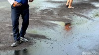 Petugas menutup ceceran minyak tumpah dengan menggunakan pasir agar tidak licin dan menyebabkan korban kecekalaan.