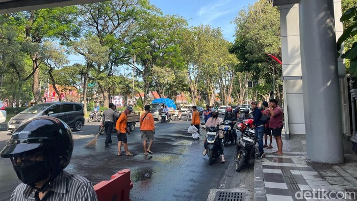 Jalan Wonokromo Macet Imbas Tumpahan Minyak Jalan Wonokromo Macet Imbas Tumpahan Minyak