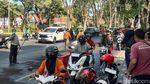 Jalan Wonokromo Macet Imbas Minyak Tumpah