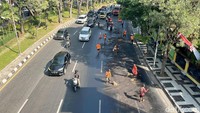Dari pantauan detikJatim, tumpahan minyak tersebut meluas hingga 50 persen jalan raya di lokasi. Hal itu menyebabkan kemacetan arus lalin di sekitaran lokasi.