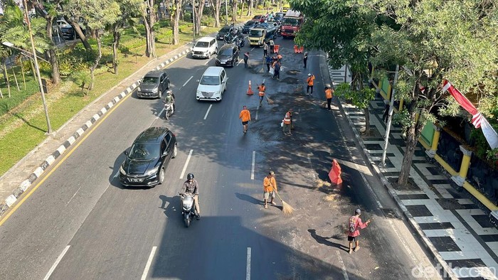 Jalan Wonokromo Macet Imbas Tumpahan Minyak Jalan Wonokromo Macet Imbas Tumpahan Minyak