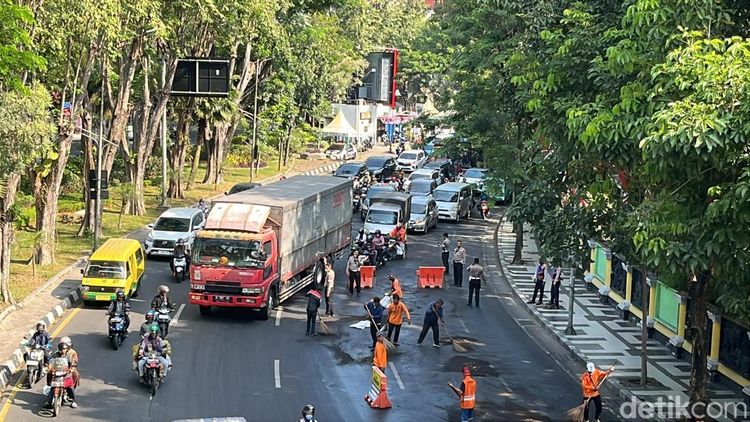 Jalan Wonokromo Macet Imbas Minyak Tumpah