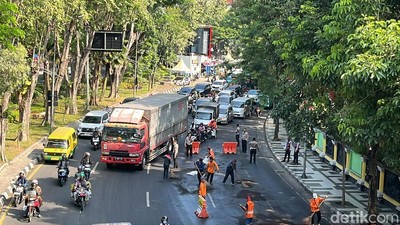 Jalan Wonokromo Macet Imbas Minyak Tumpah