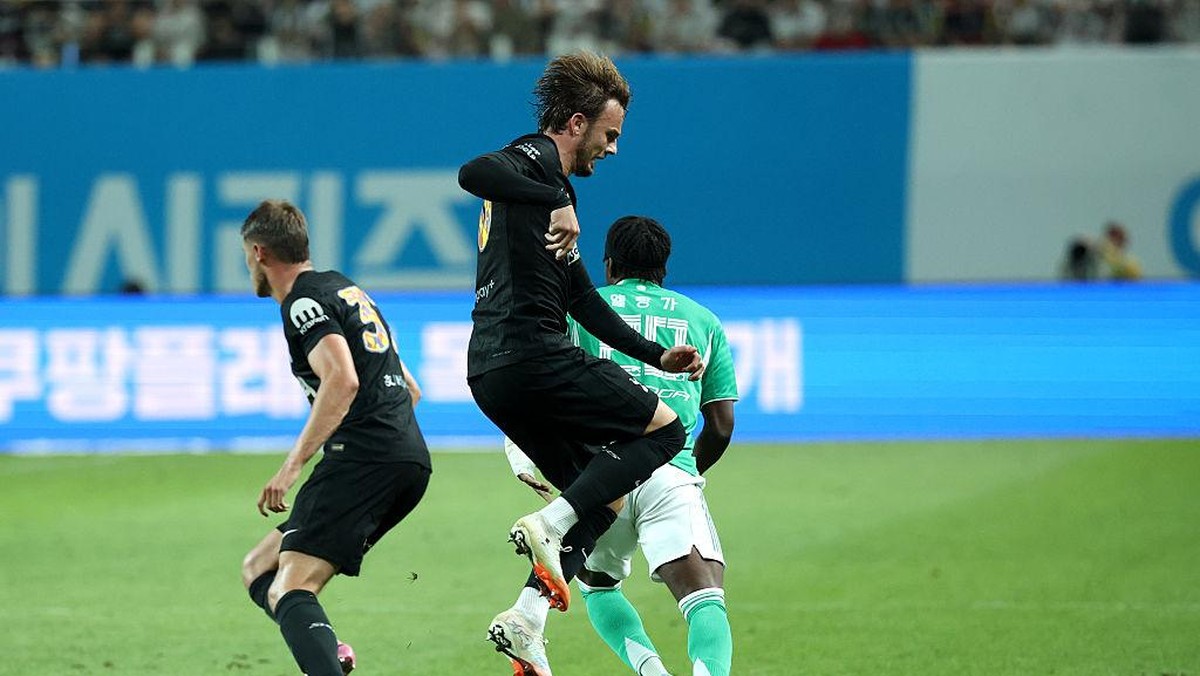 Maddison (melompat) saat bereaksi terhadap cedera lututnya saat bertanding melawan Newcastle. Foto: Getty Images/Chung Sung-Jun