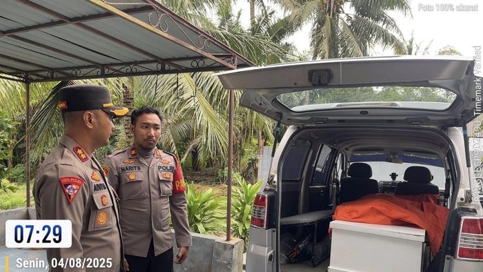 Jasad korban saat dievakuasi dan hendak dimakamkan.