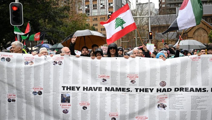 Jembatan Sydney Dikuasai Aksi Pro Palestina Terbesar di Australia Protesters walk across the Sydney Harbour Bridge during the Palestine Action Group's March for Humanity in Sydney, Australia, August 3, 2025. AAP/Dean Lewins via REUTERS ATTENTION EDITORS - THIS IMAGE WAS PROVIDED BY A THIRD PARTY. NO RESALES. NO ARCHIVE. AUSTRALIA OUT. NEW ZEALAND OUT. NO COMMERCIAL OR EDITORIAL SALES IN NEW ZEALAND. NO COMMERCIAL OR EDITORIAL SALES IN AUSTRALIA.