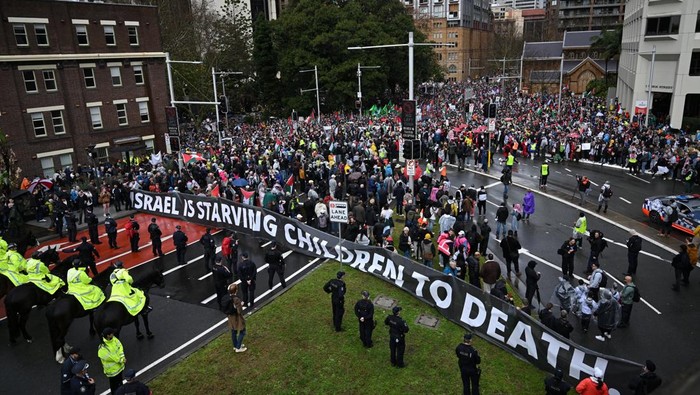 Protesters walk across the Sydney Harbour Bridge during the Palestine Action Group's March for Humanity in Sydney, Australia, August 3, 2025. AAP/Dean Lewins via REUTERS ATTENTION EDITORS - THIS IMAGE WAS PROVIDED BY A THIRD PARTY. NO RESALES. NO ARCHIVE. AUSTRALIA OUT. NEW ZEALAND OUT. NO COMMERCIAL OR EDITORIAL SALES IN NEW ZEALAND. NO COMMERCIAL OR EDITORIAL SALES IN AUSTRALIA.