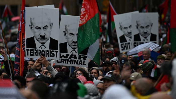 Jembatan Sydney Dikuasai Aksi Pro Palestina Terbesar di Australia Protesters walk across the Sydney Harbour Bridge during the Palestine Action Group's March for Humanity in Sydney, Australia, August 3, 2025. AAP/Dean Lewins via REUTERS ATTENTION EDITORS - THIS IMAGE WAS PROVIDED BY A THIRD PARTY. NO RESALES. NO ARCHIVE. AUSTRALIA OUT. NEW ZEALAND OUT. NO COMMERCIAL OR EDITORIAL SALES IN NEW ZEALAND. NO COMMERCIAL OR EDITORIAL SALES IN AUSTRALIA.