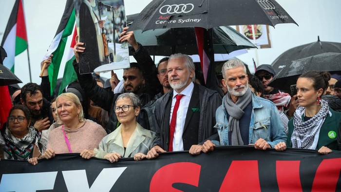 Jembatan Sydney Dikuasai Aksi Pro Palestina Terbesar di Australia People, including Wikileaks founder Julian Assange and Craig Foster, march towards the Harbour Bridge during a pro-Palestinian rally on August 03, 2025 in Sydney, Australia. Protesters in Sydney and Melbourne joined marches and actions globally, as pressure mounts on the Israeli government over a devastating humanitarian crisis unfolding as its war against Hamas continues. (Photo by Lisa Maree Williams/Getty Images)