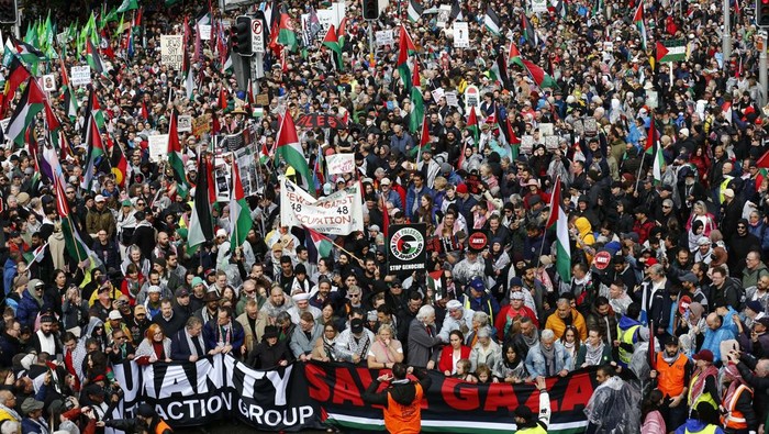 Jembatan Sydney Dikuasai Aksi Pro Palestina Terbesar di Australia SYDNEY, AUSTRALIA - 2025/08/03: Protesters march ahead toward the Sydney Harbour Bridge during the rally. Thousands of protesters took part in the