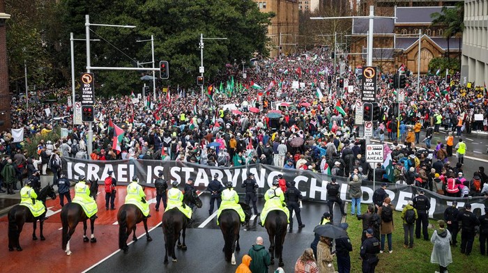 Jembatan Sydney Dikuasai Aksi Pro Palestina Terbesar di Australia People march towards the Harbour Bridge during a pro-Palestinian rally on August 03, 2025 in Sydney, Australia. Protesters in Sydney and Melbourne joined marches and actions globally, as pressure mounts on the Israeli government over a devastating humanitarian crisis unfolding as its war against Hamas continues. (Photo by Izhar Khan/Getty Images)