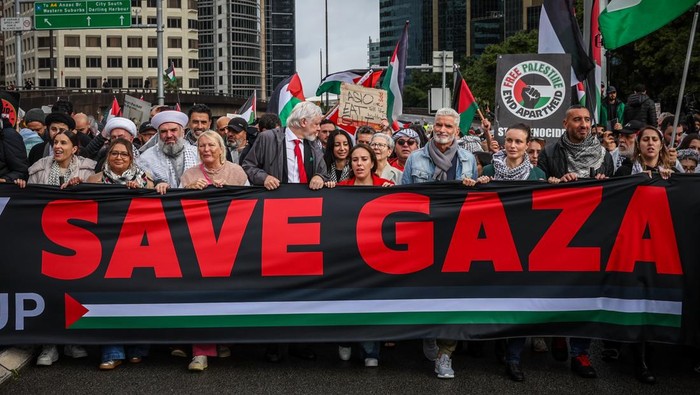 Jembatan Sydney Dikuasai Aksi Pro Palestina Terbesar di Australia People march towards the Harbour Bridge during a pro-Palestinian rally on August 03, 2025 in Sydney, Australia. Protesters in Sydney and Melbourne joined marches and actions globally, as pressure mounts on the Israeli government over a devastating humanitarian crisis unfolding as its war against Hamas continues. (Photo by Izhar Khan/Getty Images)