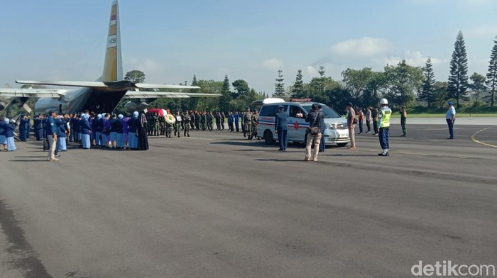 Jenazah Marsma Fajar Adriyanto tiba di Lanud Abdulrachman Sale