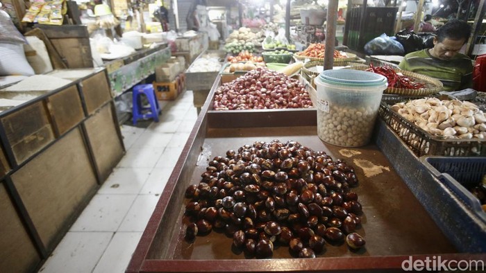 Harga jengkol di Pasar Klender melonjak hingga Rp120 ribu/kg. Pedagang warteg terpaksa berhenti jual karena mahalnya harga dan minimnya pasokan.