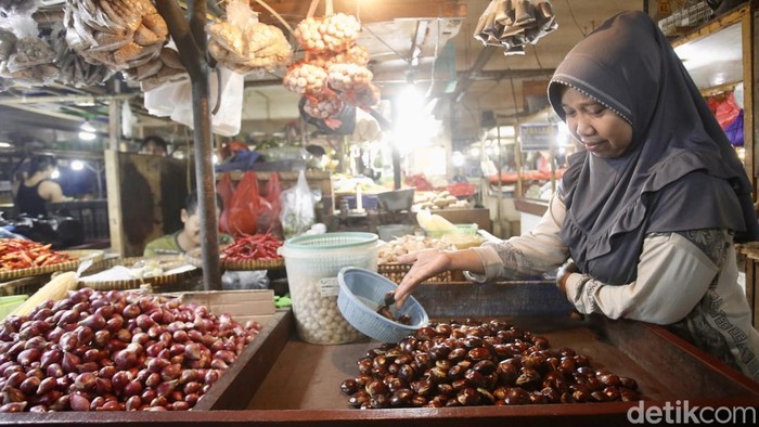 Harga jengkol di Pasar Klender melonjak hingga Rp120 ribu/kg. Pedagang warteg terpaksa berhenti jual karena mahalnya harga dan minimnya pasokan.