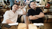 Makan bareng di restoran juga menjadi cara mereka bersilaturahmi. Gilang dan Raffi menyelipkan obrolan hangat sambil menunggu makanan. Foto: Instagram/@juragan_99
