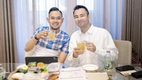Pada kesempatan tertentu Raffi Ahmad juga mengundang Gilang untuk ke rumahnya. Jamuan seperti minuman hangat dan berbagai camilan disuguhkan di meja makan. Foto: Instagram/@juragan_99