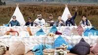 Gilang pernah mengajak beberapa selebriti untuk motoran bersama di Gunung Bromo. Setelah puas motoran ada sesi piknik untuk istirahat sekaligus mengisi perut yang lapar. Foto: Instagram/@juragan_99