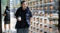 Gilang juga senang mengabadikan foto-foto di kafe yang disambanginya. Gaya tampak casual mengenakan celana pendek dan jaket sambil memegang gelas kopi. Foto: Instagram/@juragan_99