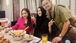 Juragan 99 dan Istri Kompak Makan Serta Hangout Bareng Raffi Ahmad