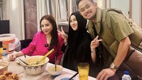Tak hanya Gilang dan Raffi, istri mereka juga seringkali menghabiskan waktu bersama. Nagita Slavina menjamu Shandy Purnamasary dan Gilang Widhia dengan senyum lebar. Foto: Instagram/@juragan_99
