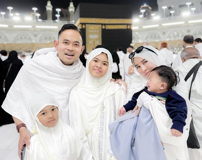 Juragan 99 dan Istri Kompak Makan Serta Hangout Bareng Raffi Ahmad