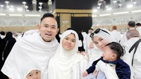 Punya banyak karyawan, ternyata Gilang suka memberikan hadiah kepada pekerjanya. Seperti memberangkatkan umroh bagi karyawan terbaik yang terpilih. Foto: Instagram/@juragan_99