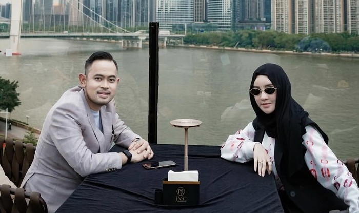 Juragan 99 dan Istri Kompak Makan Serta Hangout Bareng Raffi Ahmad