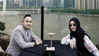 Gilang Widhia atau yang juga dikenal sebagai Juragan 99 merupakan pebisnis ulung. Mulai dari kosmetik hingga transportasi menjadi sebagian dari cabang bisnisnya. Foto: Instagram/@juragan_99