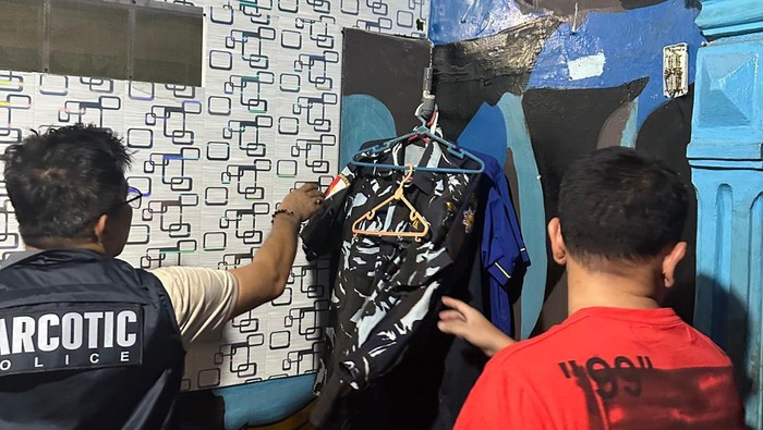 Kantor ormas di Medan yang disulap jadi pabrik ekstasi digerebek polisi.