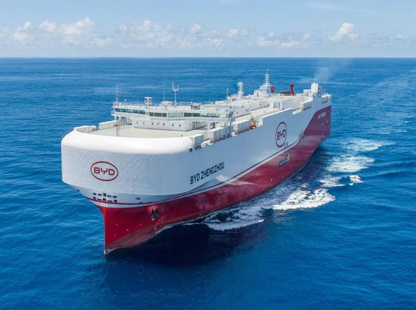 Penampakan Kapal Jumbo BYD Pengangkut Ribuan Mobil yang Berlabuh di Jakarta