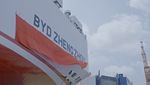 Penampakan Kapal Jumbo BYD Pengangkut Ribuan Mobil yang Berlabuh di Jakarta