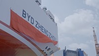 Kapal BYD Zhengzhou sendiri baru diluncurkan Mei 2025 dan diuji coba akhir Juni lalu. Belum lama meluncur, BYD Zhengzhou sudah berlabuh di Jakarta untuk mengirimkan ribuan kendaraan listrik BYD ke Indonesia. Foto: Dok. BYD