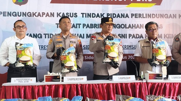 Kapolda Jawa Timur Irjen Pol Nanang Avianto dan Kapolresta Sidoarjo Kombes Christian Tobing saat mengelar konferensi pers beras oplosan